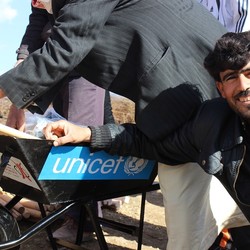 Water for Syrian refugee children in Lebanon Image 7